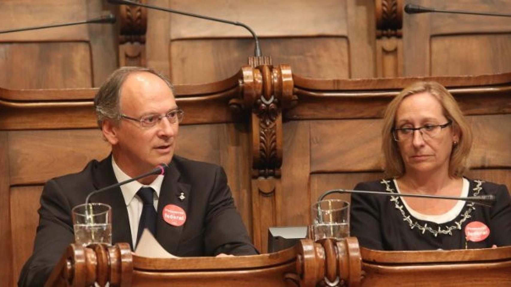 El presidente y la portavoz del Grupo del PSC en el Ayuntamiento de Barcelon, Gabriel Colomé y Assumpta Escarp, en el pleno municipal de este lunes. Tras ellos, los bancos vacíos del resto de representantes socialistas.