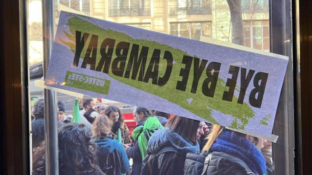 Un grupo de profesores ocupa la sede del Consorcio de Educación de Barcelona y empapelan las puertas / CEDIDA