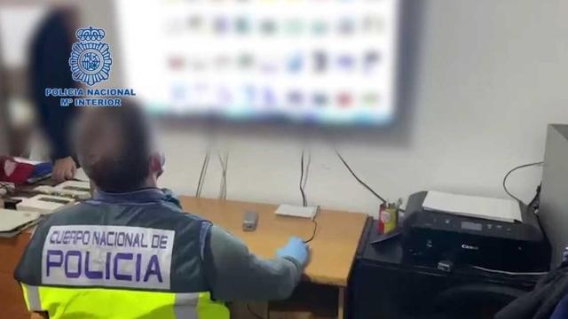 Uno de los agentes de la Policía Nacional revisando el material pedófilo de extrema dureza que compartían los 10 detenidos / EUROPA PRESS