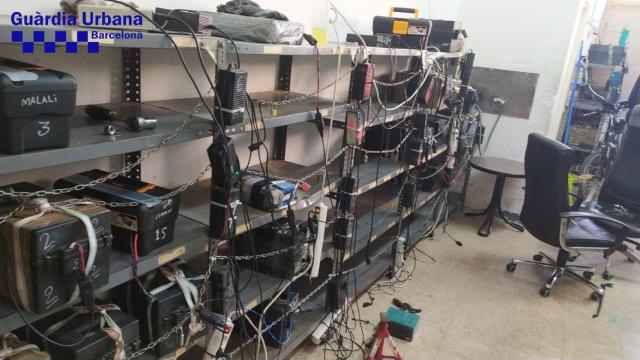 Imagen del interior del local ilegal de bicitaxis del Raval / GUARDIA URBANA