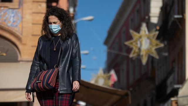 Mujer pasea con mascarilla contra el Covid / EP