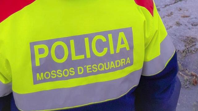 Chaleco reflectante de un agente de los Mossos d'Esquadra / TWITTER