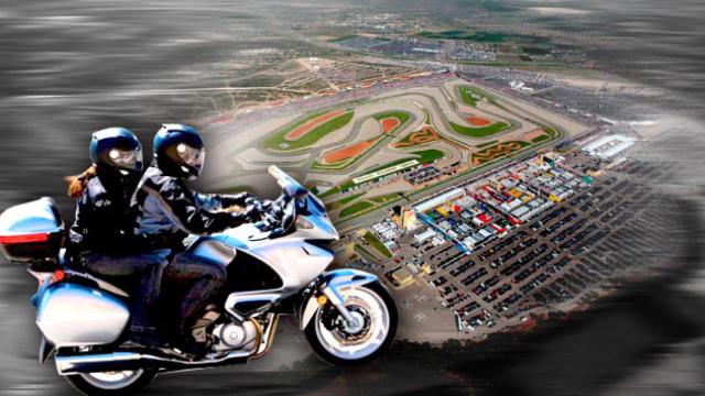 Pareja de motoristas y de fondo el Circuito de Cheste / FOTOMONTAJE DE CG