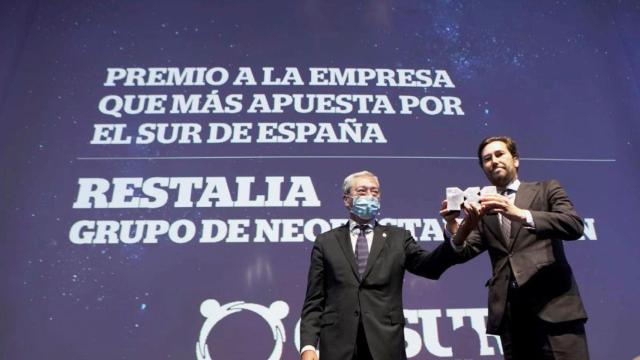 El consejero y director internacional de Restalia Holding, Enrique Lasso de la Vega, recoge el galardón en la gala celebrada en Sevilla / GRUPO RESTALIA