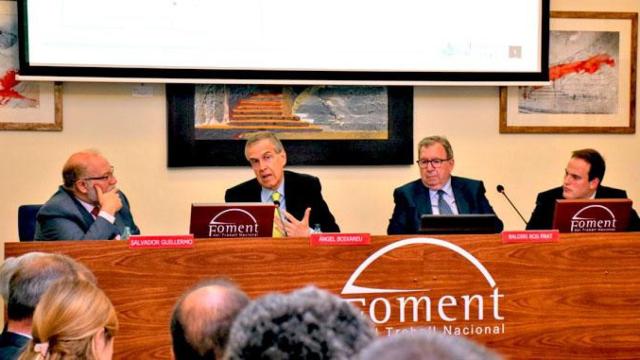 El director general de Agricultura, Pesca, Asuntos Sociales y Salud (LIFE) del Consejo europeo, Ángel Boixareu (2i), habla en Foment del Treball junto a Baldiri Ros (2d), Javier Santacruz (d) y Salvador Guillermo (i) / FT