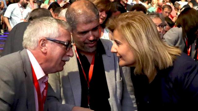 Fátima Báñez, ministra de Empleo y Seguridad Social, junto al sindicato que ha renovado su cúpula, Ignacio Fernández Toxo (i) y su sucesor en el cargo, Unai Sordo (c), que negociará por primera vez la revalorización de los salarios / EFE