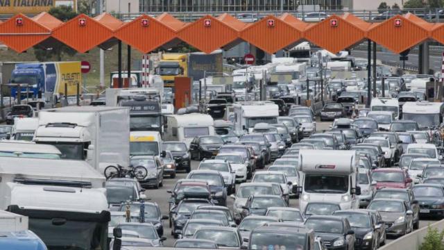 Coches en un peaje de una autopista, cuya concesión termina entre este año y 2021 / EFE