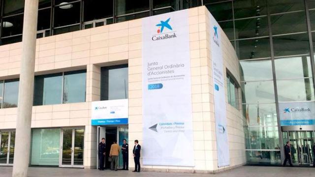 La entrada a la junta de accionistas de Caixabank en el Palacio de Congresos de Valencia / CG