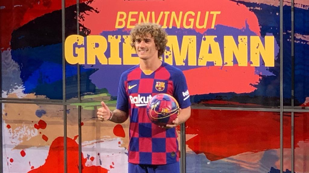 Antoine Griezmann levanta el dedo pulgar en su presentación