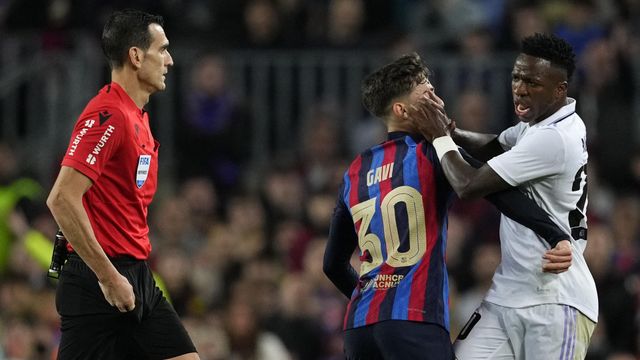 Vinicius y Gavi protagonizan una fea enganchada en el clásico de Copa del Camp Nou frente a Martínez Munuera / EFE