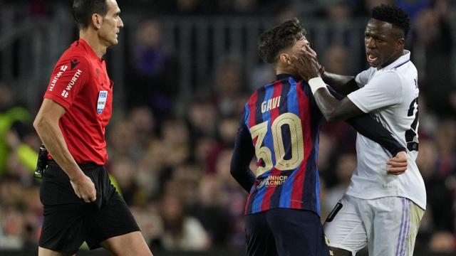 Vinicius y Gavi protagonizan una fea enganchada en el clásico de Copa del Camp Nou frente a Martínez Munuera / EFE