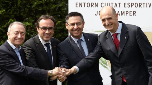 Bartomeu y Jordi Moix con el alcalde de Sant Joan Despí para reformar la Ciutat Esportiva / EFE