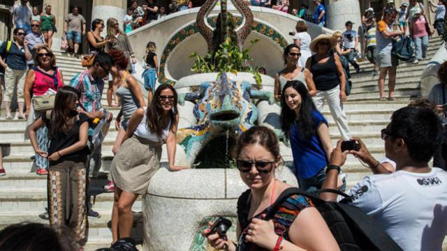 La escalinata y el dragón del Park Güell, el punto con más afluencia de turistas del conjunto monumental / EFE