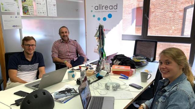 Miguel Silva-Constenla (c), consejero delegado de Allread con otro cofundador, Adriaan Landman (i), y otra persona del equipo de la tecnológica Allread / CG