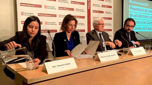 La consejera de Empresa y Conocimiento, Àngels Chacón (2i), presenta las condiciones del voto electrónico en las elecciones a las cámaras de comercio de Cataluña / CG