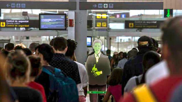 Las colas para acceder al control de seguridad del Aeropuerto de Barcelona-El Prat continúan debido a los paros que llevan a cabo los trabajadores de Eulen / EFE