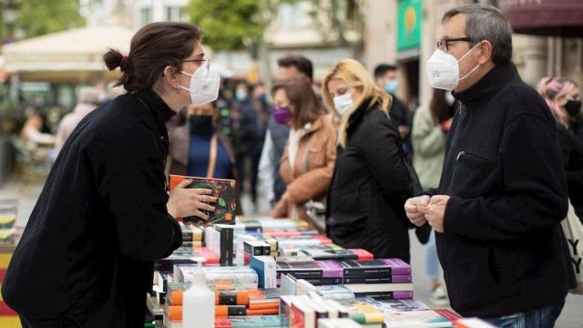 Un puesto de venta de libros en Barcelona con motivo de Sant Jordi / EFE