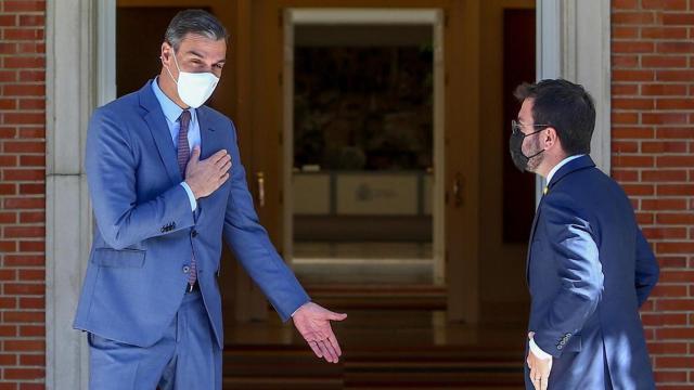 El presidente del Gobierno, Pedro Sánchez (i), recibe en el Palacio de la Moncloa al president de la Generalitat de Catalunya, Pere Aragonès / EP