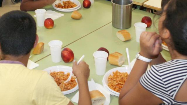 Un comedor con niños que disfrutan de una ayuda alimentaria / EP