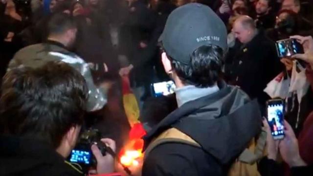 Radicales independentistas queman una bandera española en el corte de la Meridiana / BETEVÉ