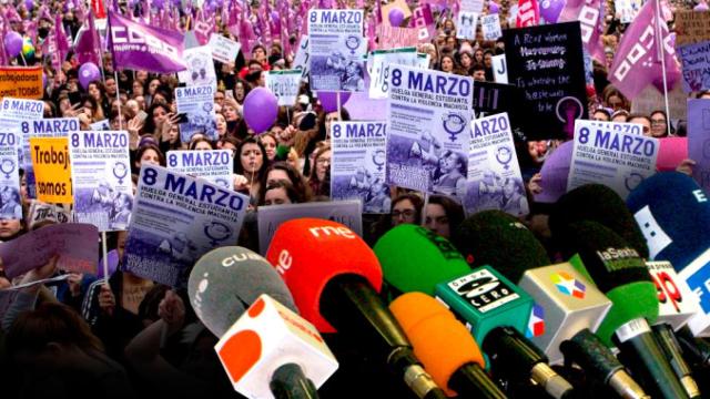 Varios micrófonos de medios apuntan a una manifestación feminista del pasado 8 de marzo / CG