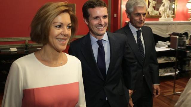 María Dolores de Cospedal junto a Pablo Casado en un desayuno en Madrid a días de las elecciones en el PP / EFE