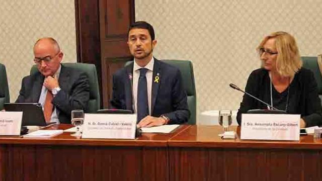 El consejero de Territorio y Sostenibilidad Damià Calvet (c), responsable de las políticas de vivienda de la Generalitat, en una comparecencia parlamentaria / CG