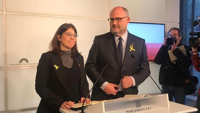 Los diputados de JxCAT Eduard Pujol y Gemma Geis valoran la suspensión de la investidura de Carles Puigdemont, en una imagen reciente/ CG