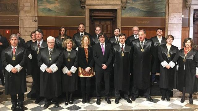 El presidente Carles Puigdemont (c) junto a los miembros de la Comisión Jurídica Asesora / EUROPA PRESS