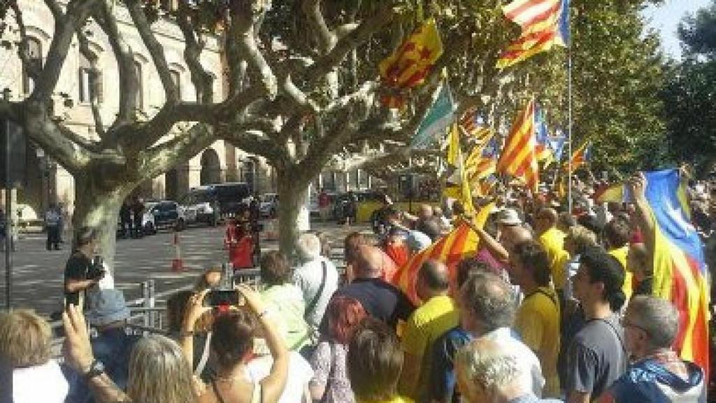 Los manifestantes, ante el Parlamento autonómico