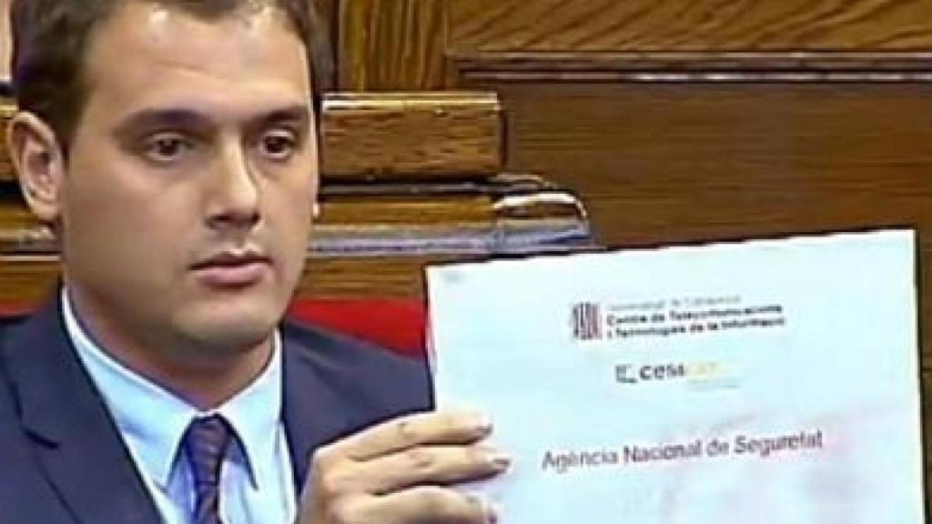 El presidente de Ciudadanos, Albert Rivera, muestra el documento que estudia la creación de una agencia de inteligencia de la Generalidad