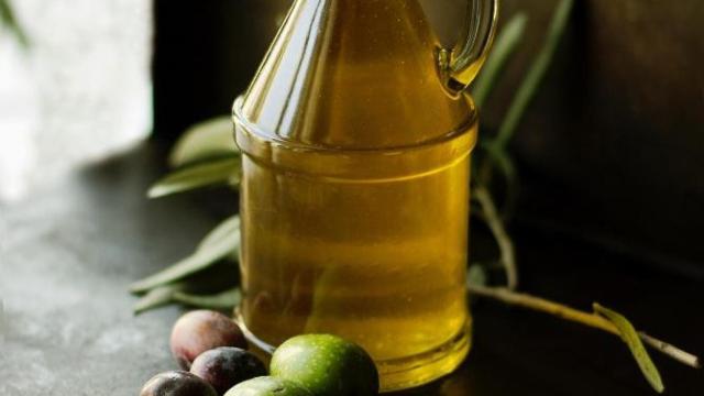 Aceite de oliva procedente de distintas aceitunas / Roberta Sorge en UNSPLASH