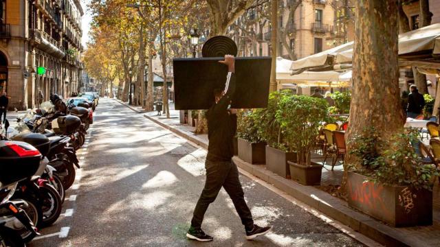 Imagen de un camarero montando una terraza en Barcelona / EFE