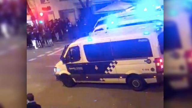 La URPE de la Guardia Urbana, desalojando un botellón en la zona alta de Barcelona / CG