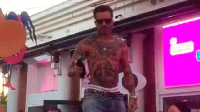 Uno de los disyoqueis de Les Castizos sin mascarilla momentos antes de escupir alcohol al público / CG