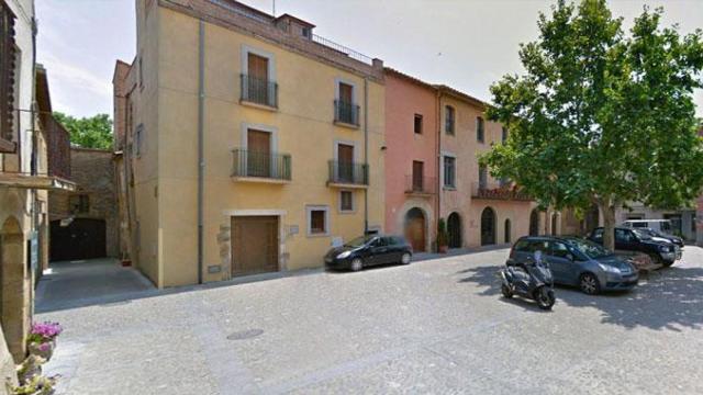 Plaza del Ayuntamiento de Bàscara / GOOGLE