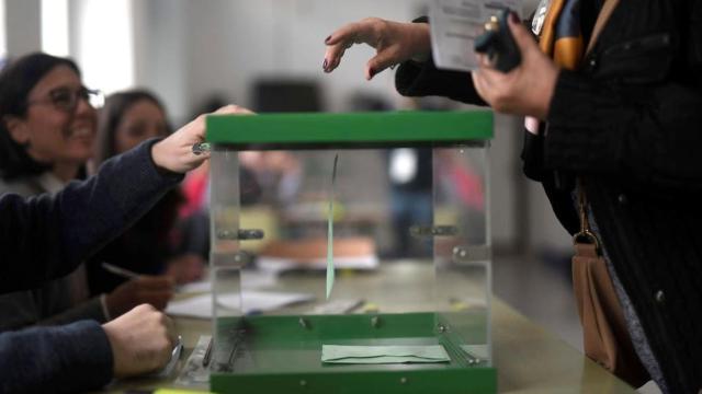 Mesa electoral y personas votando / EFE