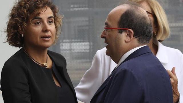 El líder del PSC, Miquel Iceta (d), saluda a la ministra de Sanidad, Dolors Montserrat, momentos antes de la Misa por la Paz que que se ha oficiado en la Sagrada Familia / EFE