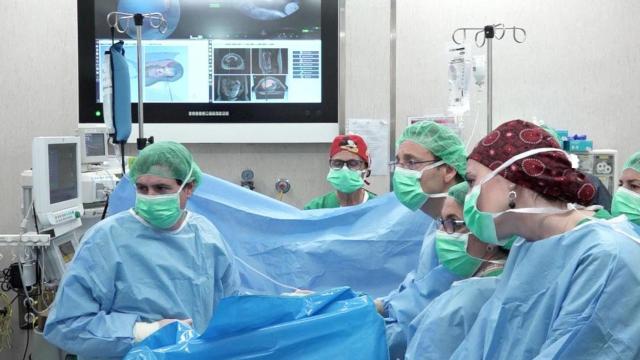 Sanitarios en un quirófano del Hospital maternoinfantil Sant Joan de Déu de Barcelona / EP