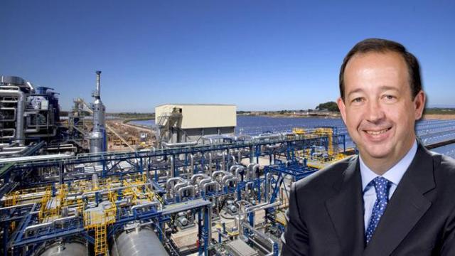 Jorge Miarnau, presidente de Comsa Corporación, junto a su planta de generación mixta de energía renovable de Lleida / CG