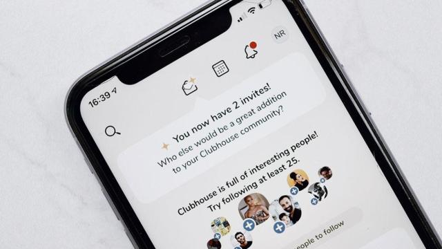 Pantalla de un móvil con la aplicación Clubhouse, la red social de chat de audio / EUROPA PRESS