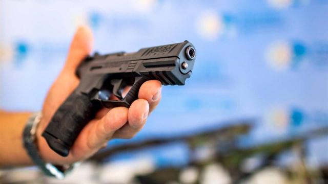 Una persona muestra una pistola en su mano / EP