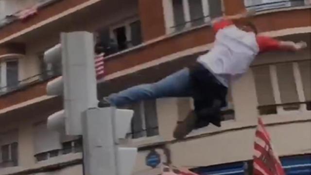Captura del momento en el que el aficionado del Athletic salta de un semáforo al asfalto / YOUTUBE