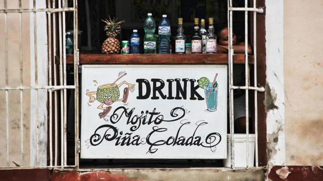 Imagen de un local de cócteles variados / PXHERE