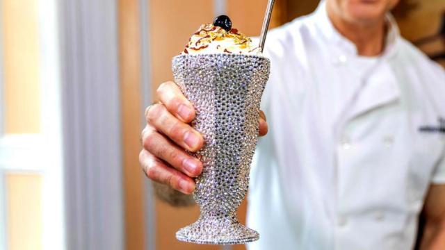 El chef Joe Calderone sostiene el batido más caro mundo / GUINNESS WORLD RECORDS