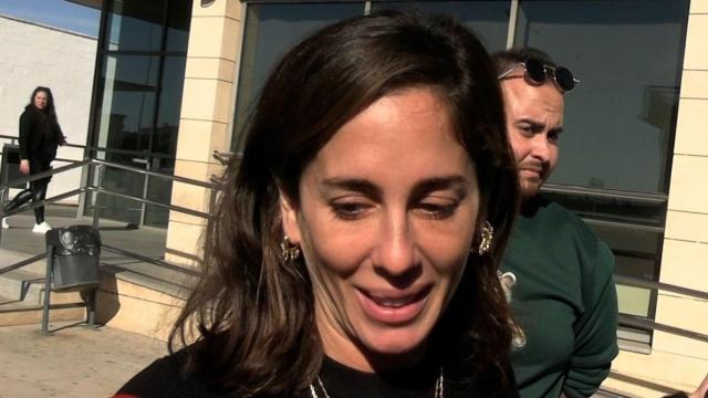 Anabel Pantoja al salir de la misa de su padre / EP