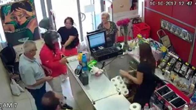 La mujer golpeó al atracador para evitar el robo