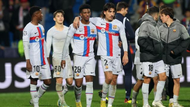 Bellerín, Balde, Gavi y Ansu Fati, tras el partido del primer equipo del Barça en Plzen / EFE