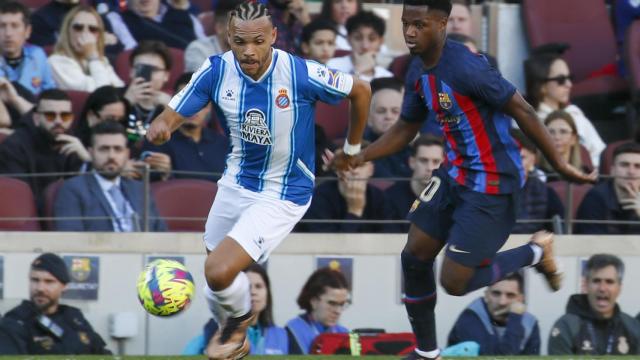 Ansu Fati persigue a Braithwaite / EFE