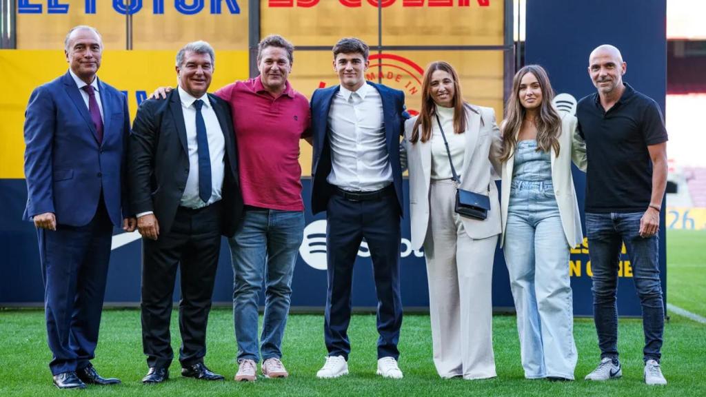 Rafa Yuste, Joan Laporta, Gavi e Iván de la Peña, durante el acto de renovación del canterano